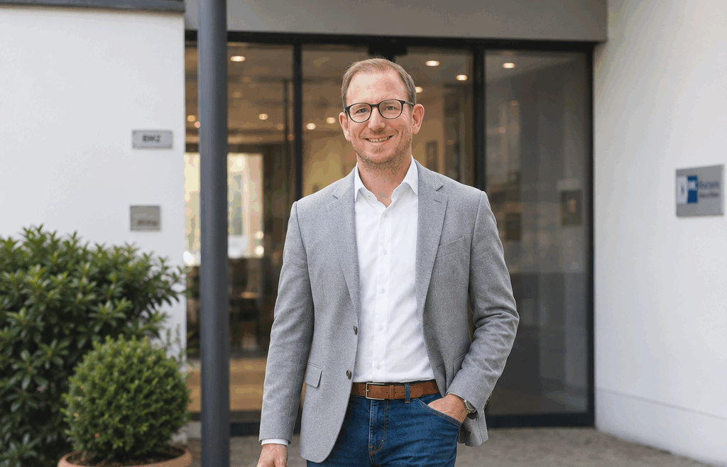 Marco Schulz vor der IHK Akademie Westerham